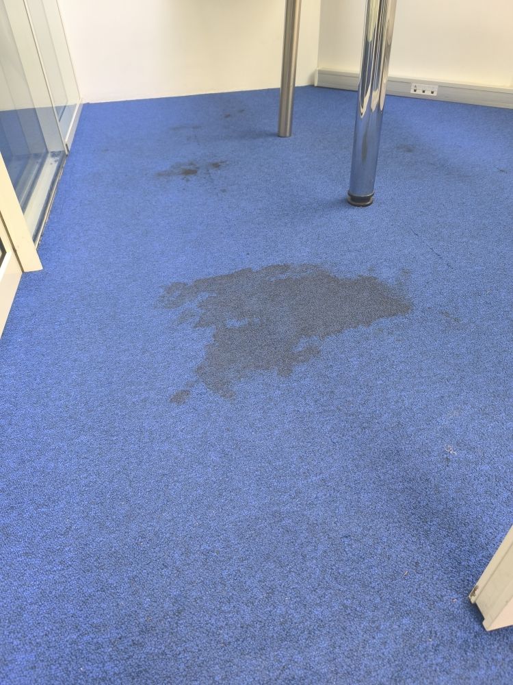 Moquette de bureau tachée