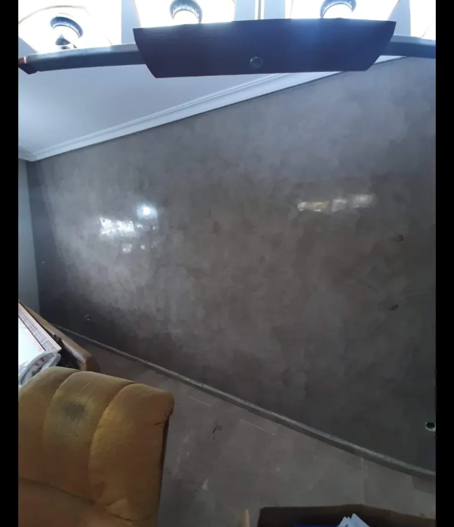 Interior de un autobús con suelo gris y asientos visibles cerca de las ventanas.