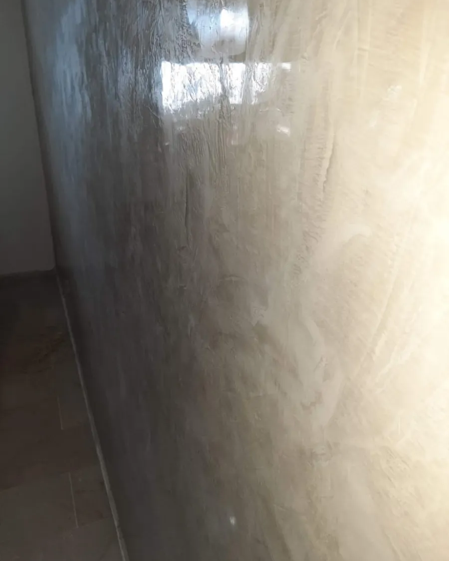 Primer plano de una superficie de madera brillante con la luz reflejándose en ella.
