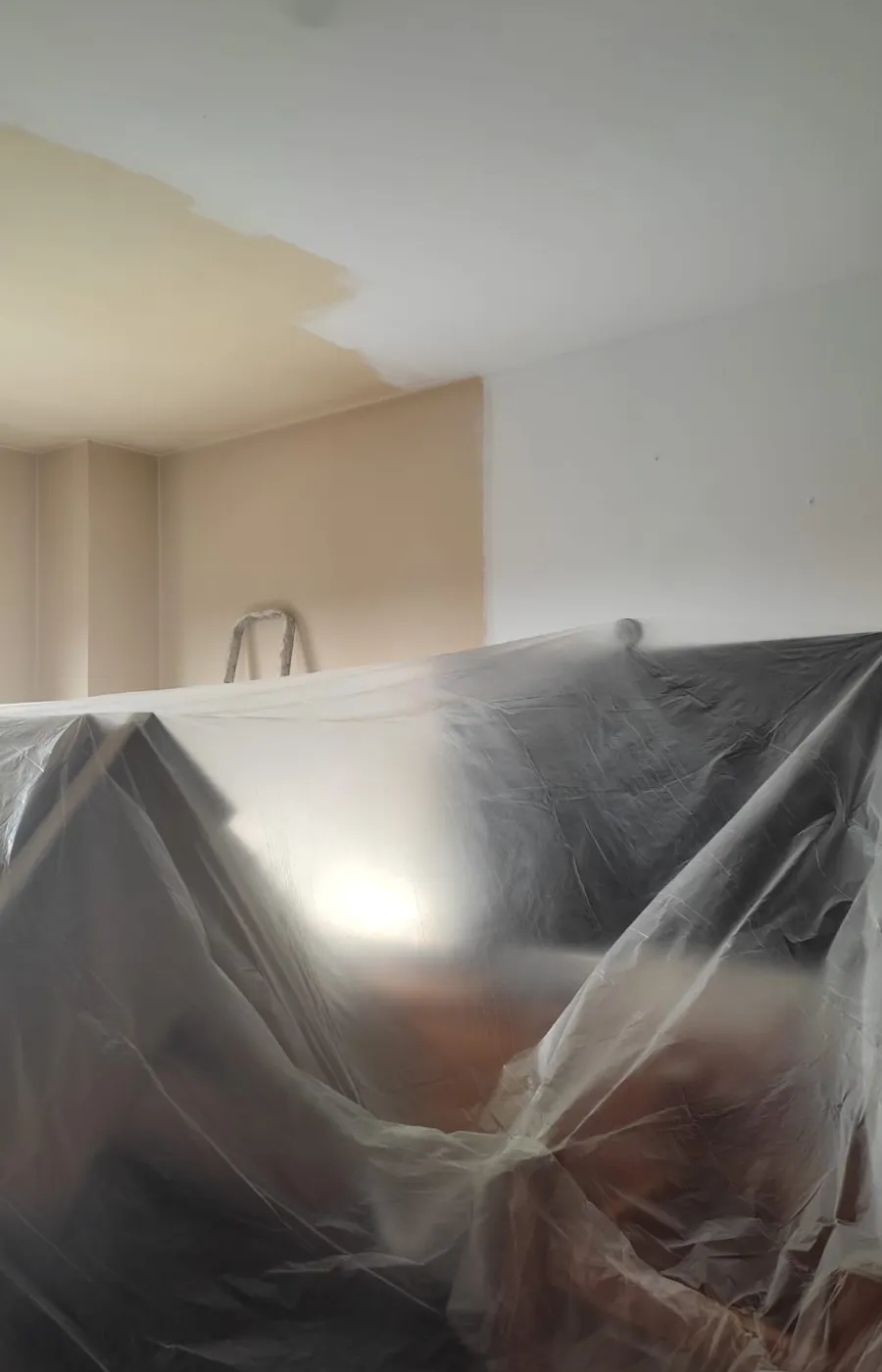Láminas de plástico que cubren los muebles de una habitación durante trabajos de pintura o renovación.