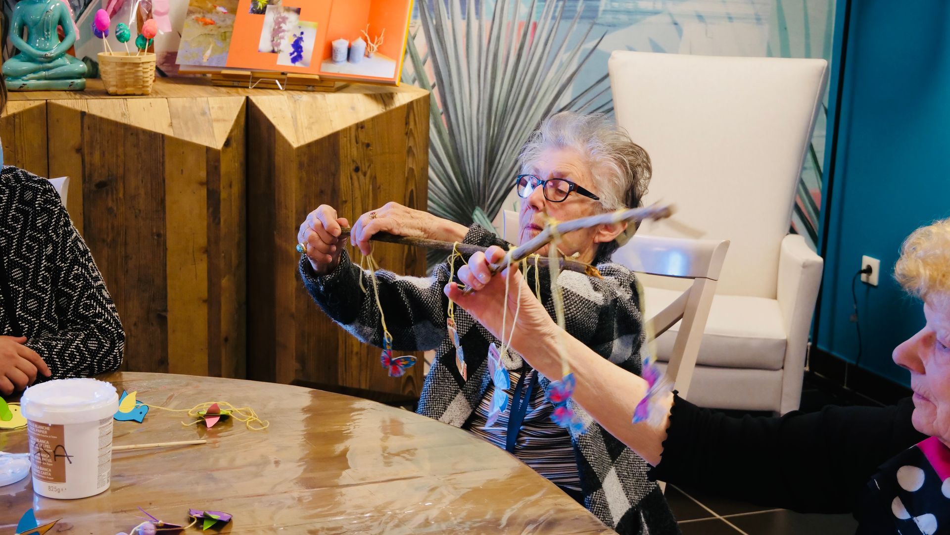 Une femme qui fait des activités manuelles