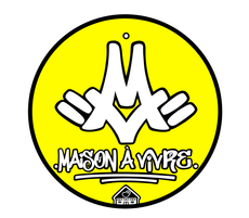 Logo circulaire jaune avec des mains stylisées blanches et le texte maison à vivre sur un bord noir.