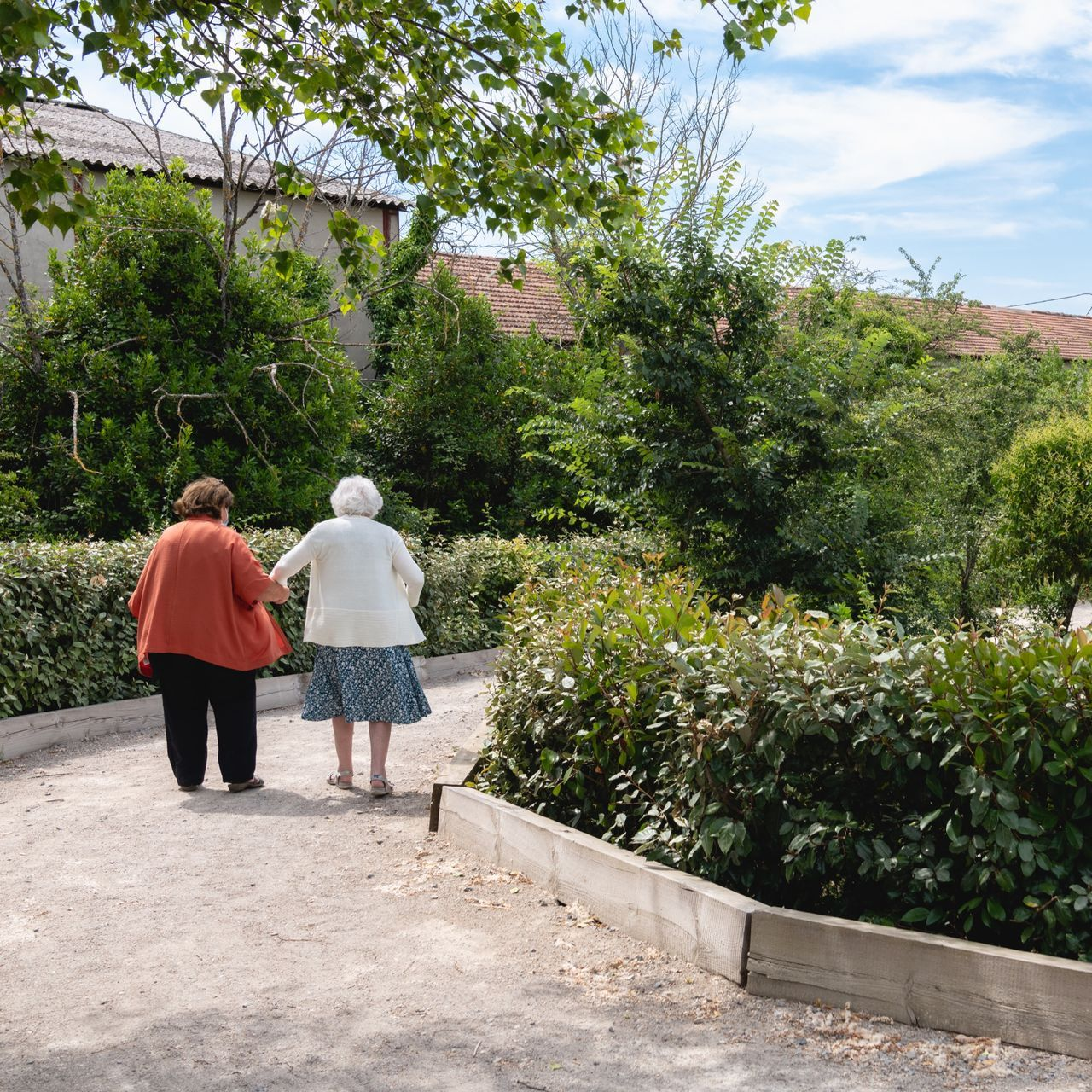 La façade de la résidence et des personnes qui se tiennent par le bras