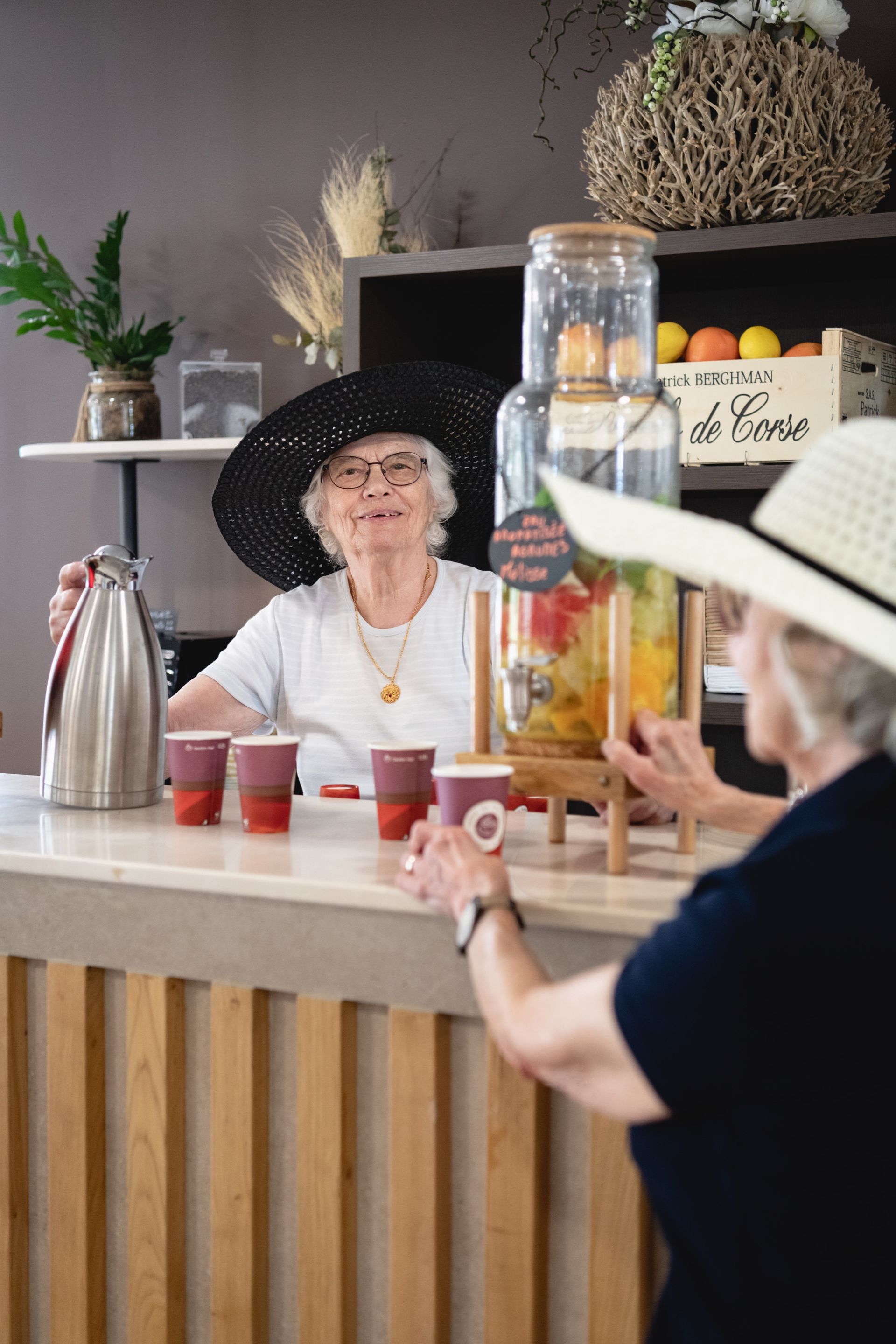 Une femme derrière un bar et une femme devant le bar