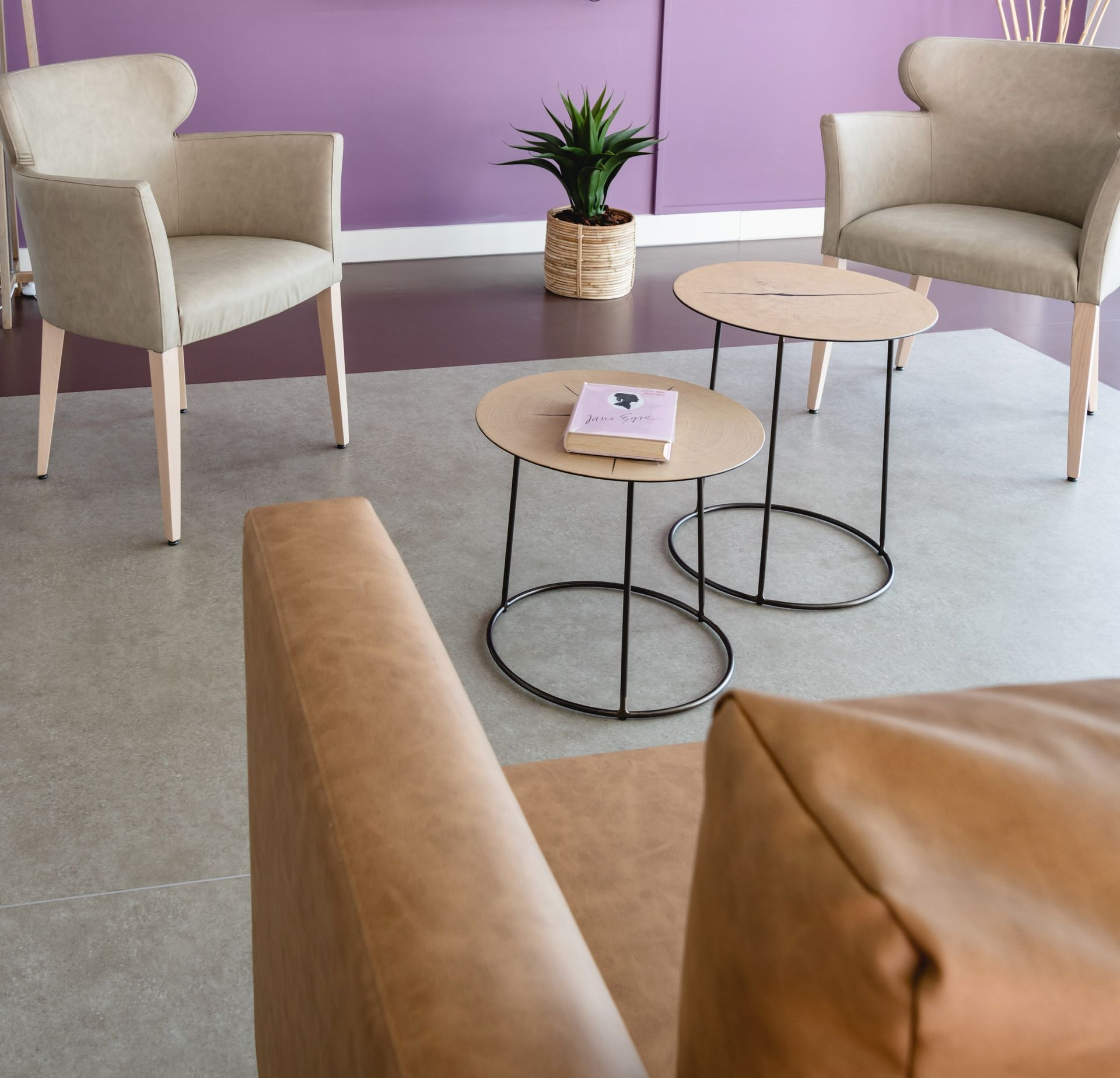 Un salon avec des fauteuils et un canapé
