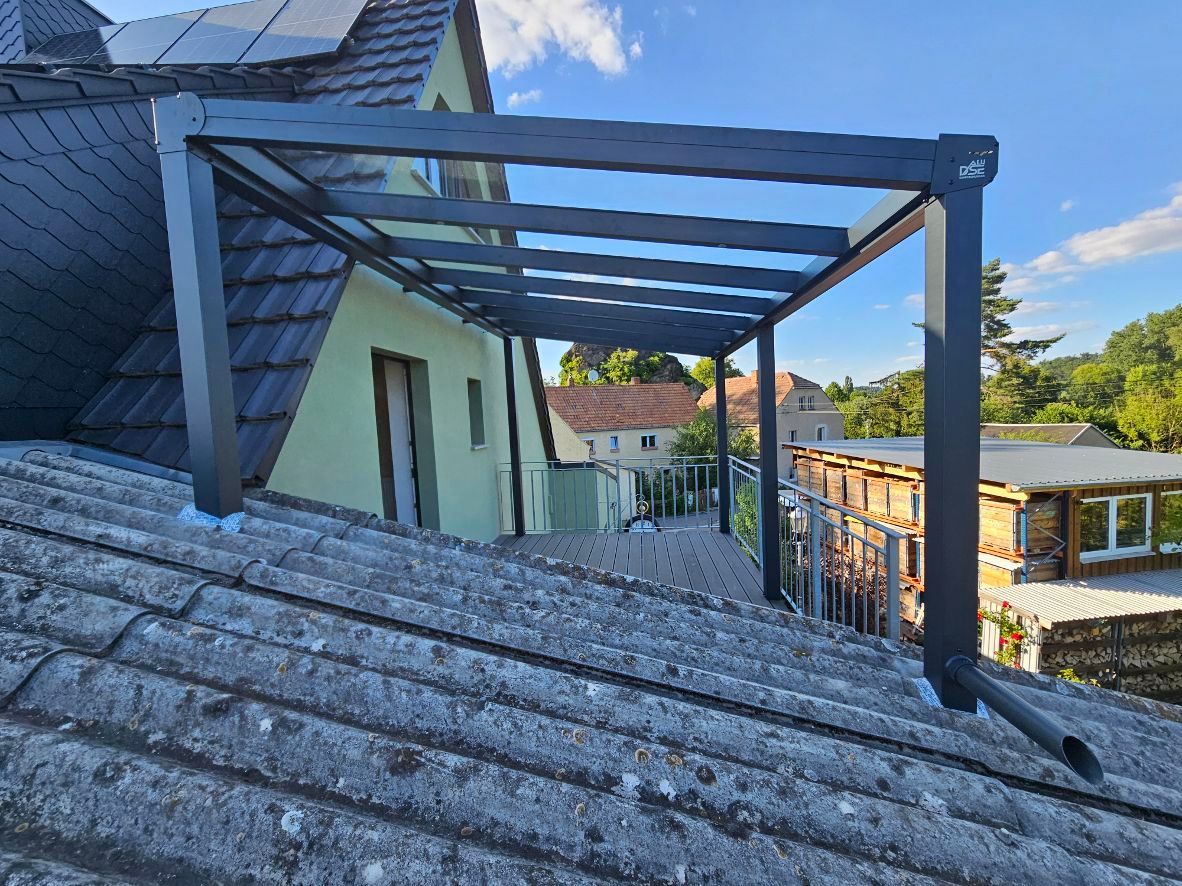 Auf dem Dach eines Gebäudes befindet sich eine Pergola.