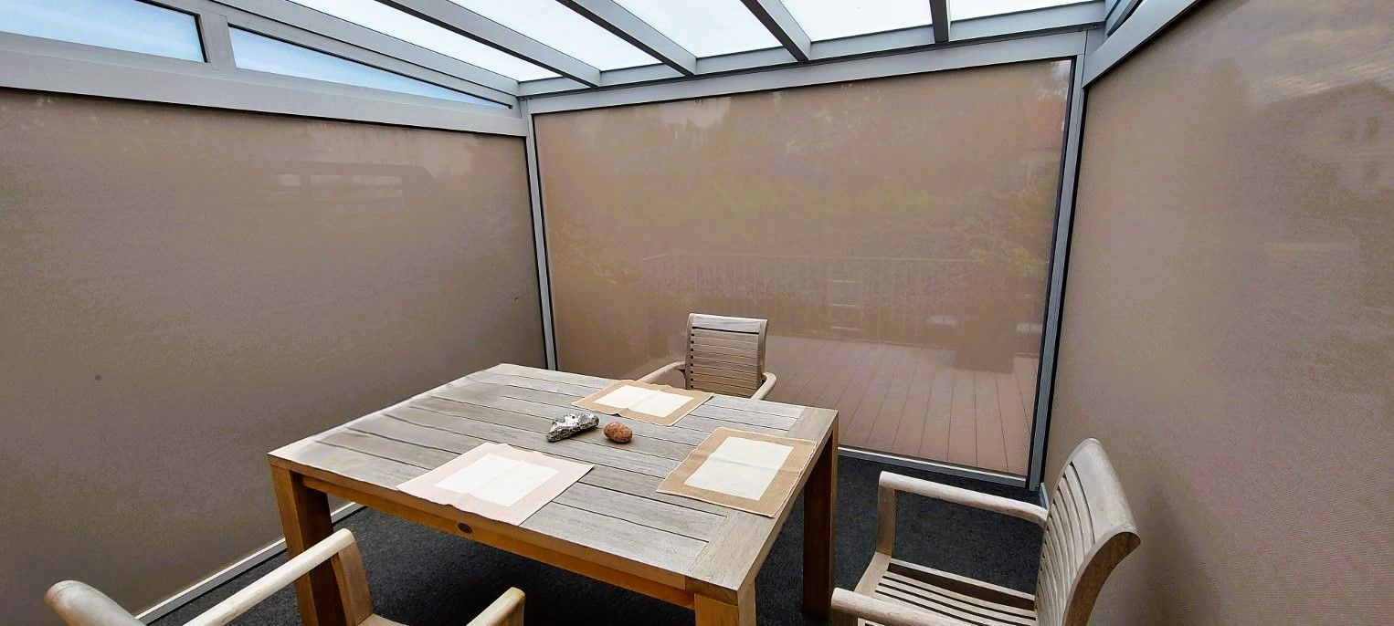 Im Zimmer gibt es einen Tisch und Stühle.