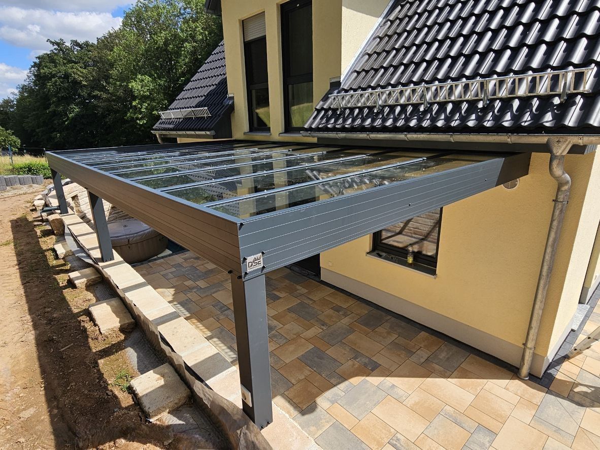 Ein Haus mit einem Glasdach an der Seite.