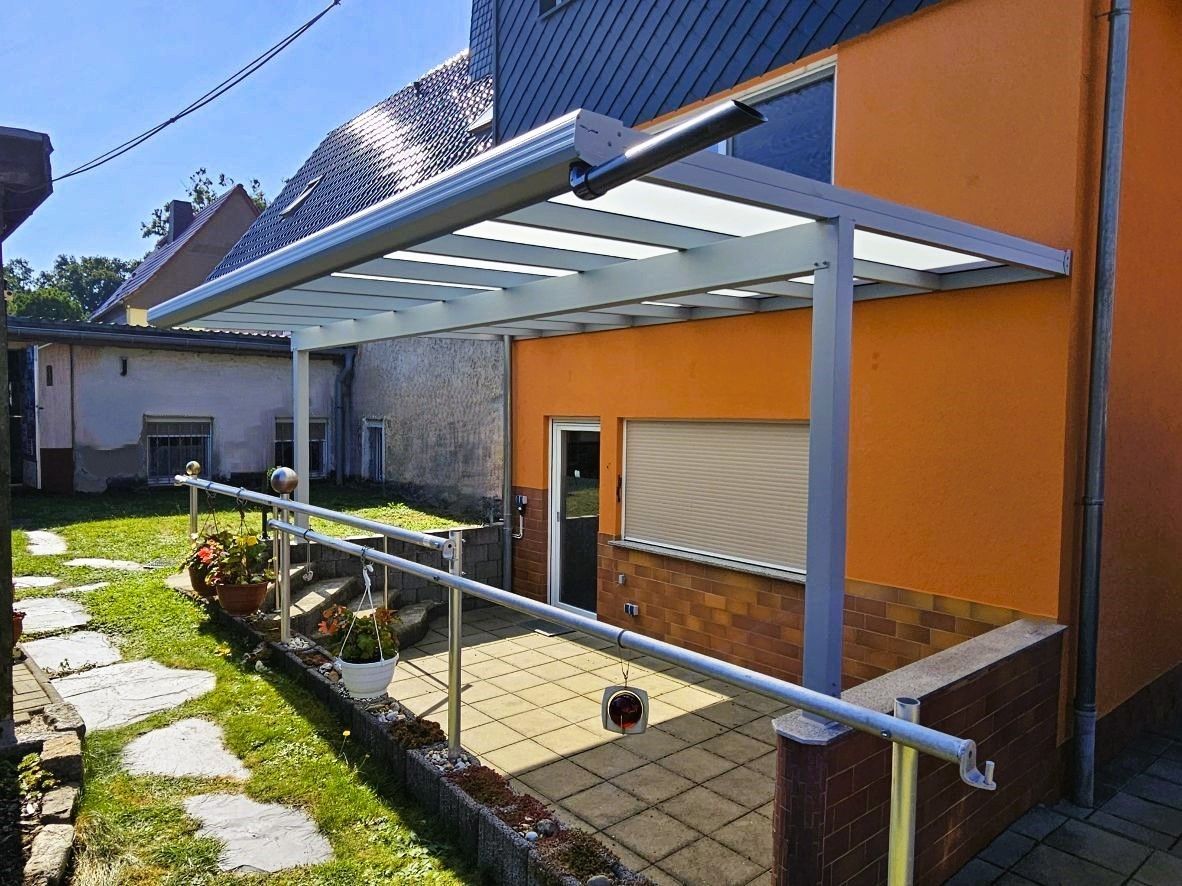 An der Seite eines Hauses befindet sich eine Pergola.