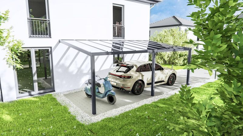 Ein Auto ist unter einem Vordach vor einem Haus geparkt.