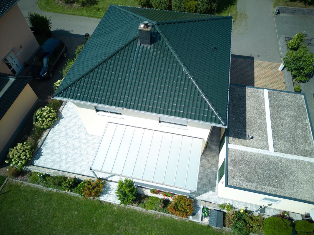 Eine Luftaufnahme eines Hauses mit Gründach.