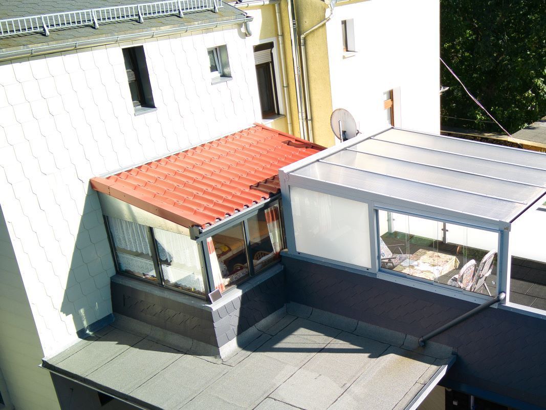 Eine Luftaufnahme eines Gebäudes mit einem roten Dach