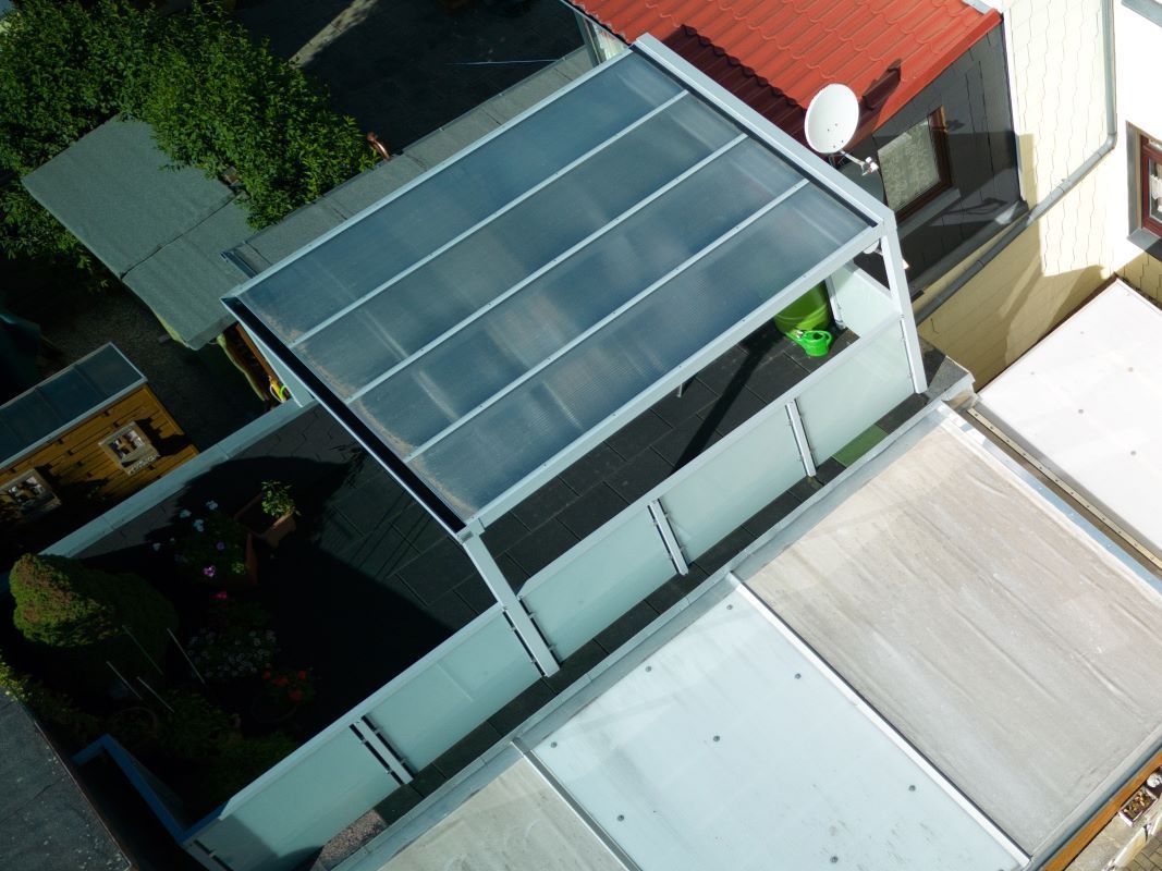 Eine Luftaufnahme eines Gebäudes mit einem klaren Dach