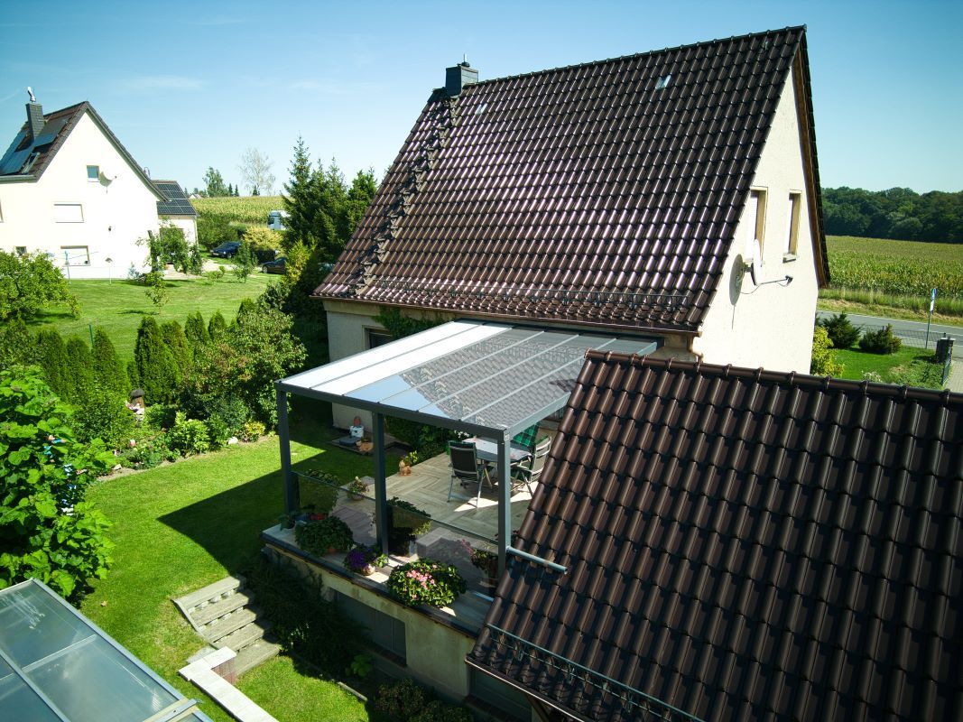Eine Luftaufnahme eines Hauses mit einer Pergola auf dem Dach.