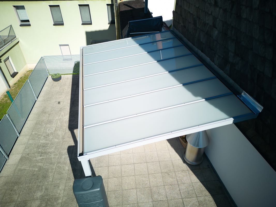 Eine Luftaufnahme eines Gebäudes mit einem Vordach darüber