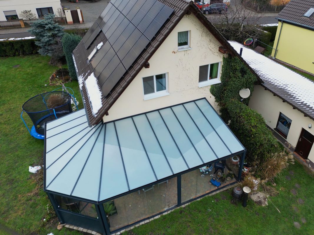 Eine Luftaufnahme eines Hauses mit Sonnenkollektoren auf dem Dach
