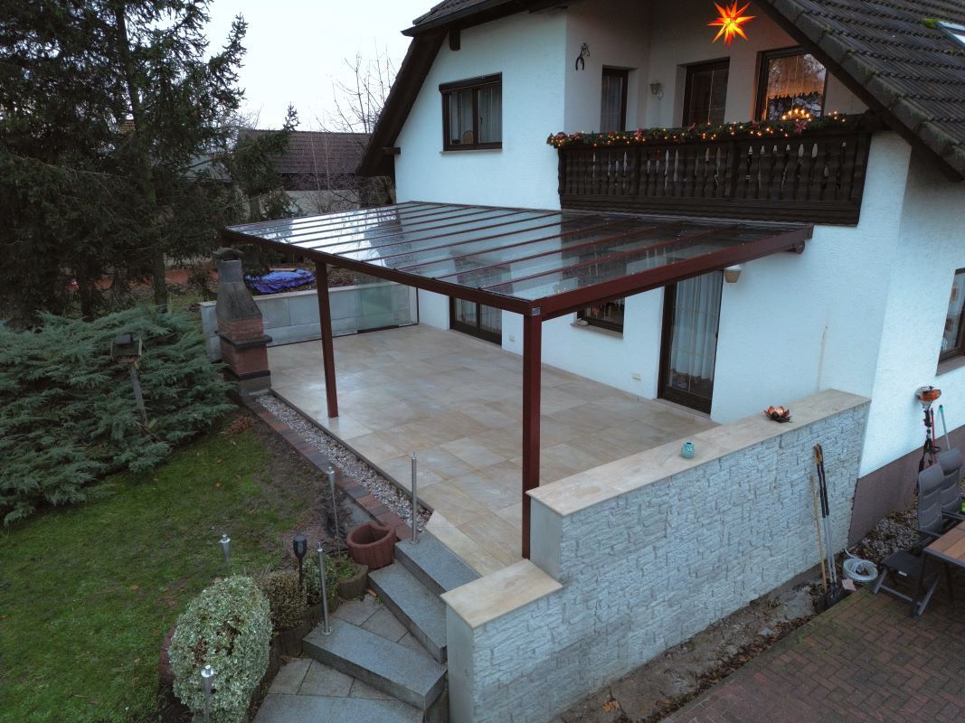 Ein weißes Haus mit Balkon und Treppe