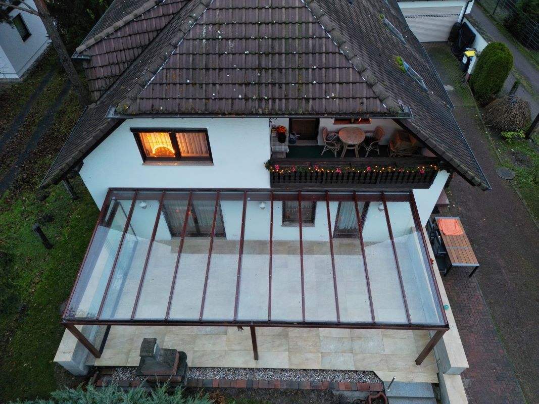 Eine Luftaufnahme eines Hauses mit Glasdach.