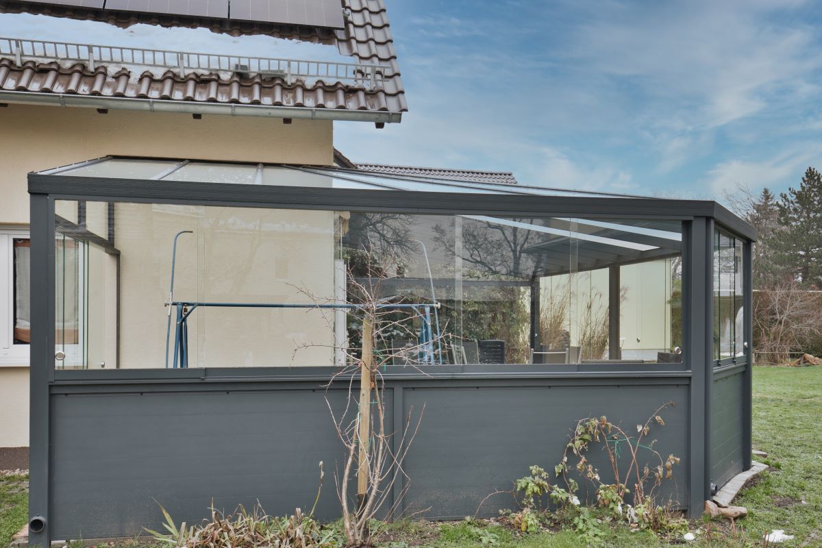 Ein Haus mit einer großen Glasfassade davor.