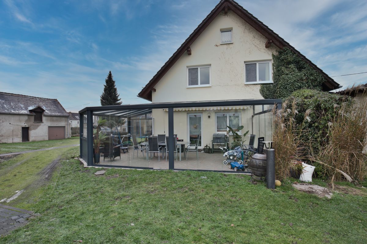 Ein Haus mit einer Pergola davor