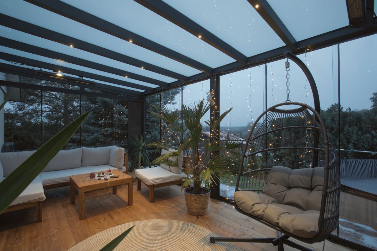 In der Mitte des Zimmers steht ein Hängesessel.