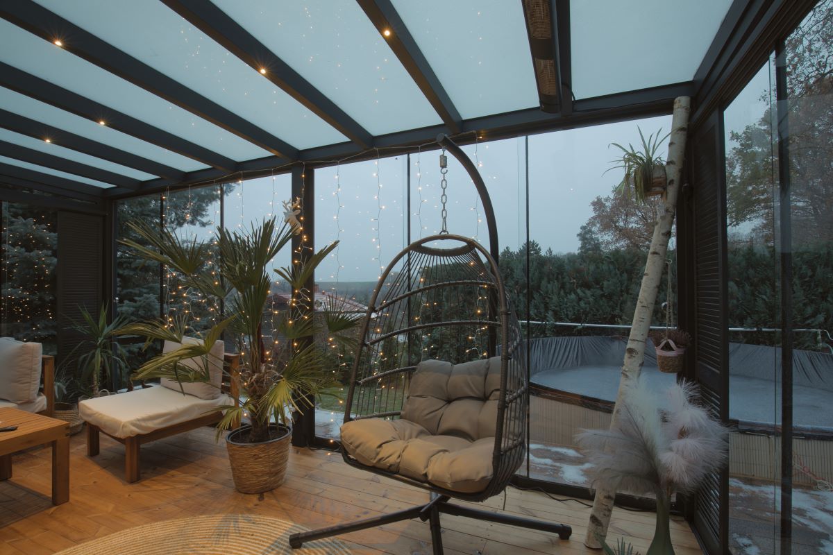 In der Mitte des Zimmers steht ein Hängesessel.