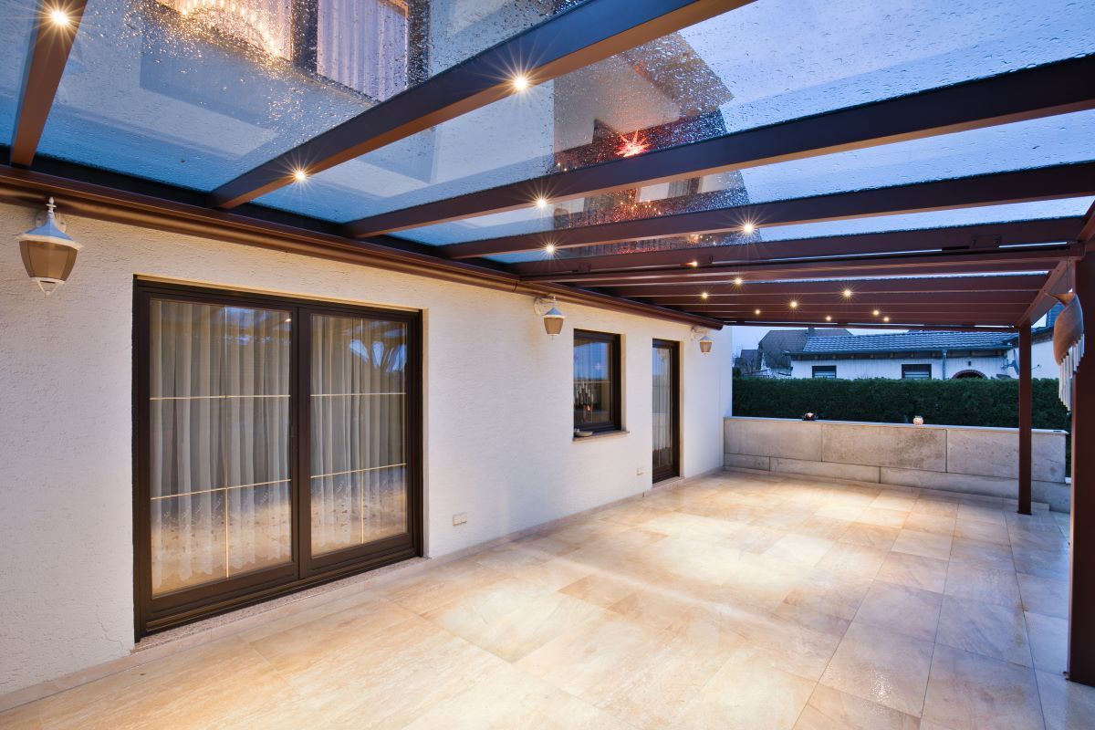 Ein leerer Innenhof mit Glasdach und Holzbalken