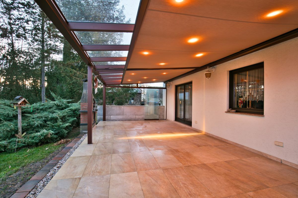 Ein leerer Innenhof mit Glasdach und Pergola