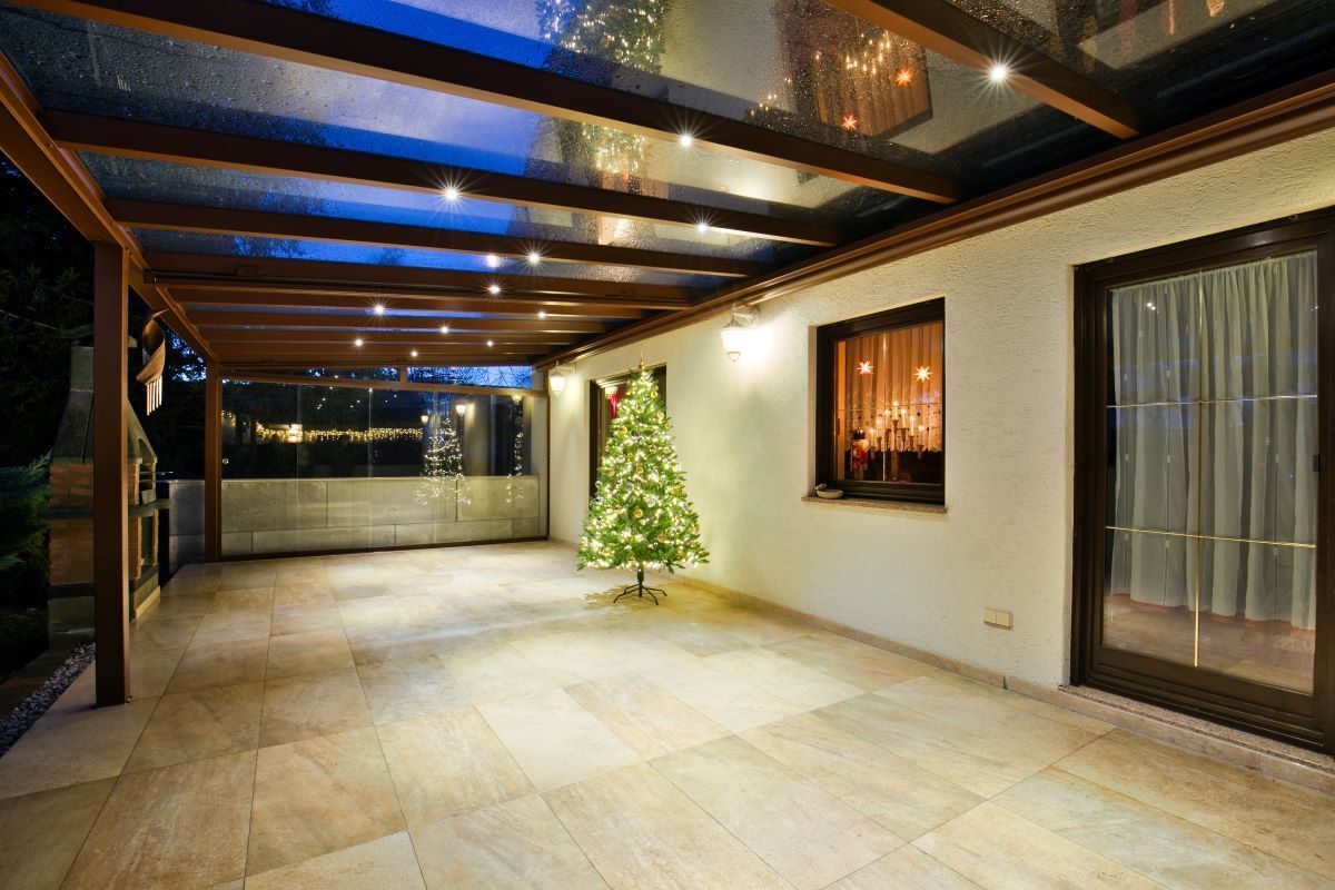 In der mitte der terrasse steht ein weihnachtsbaum.