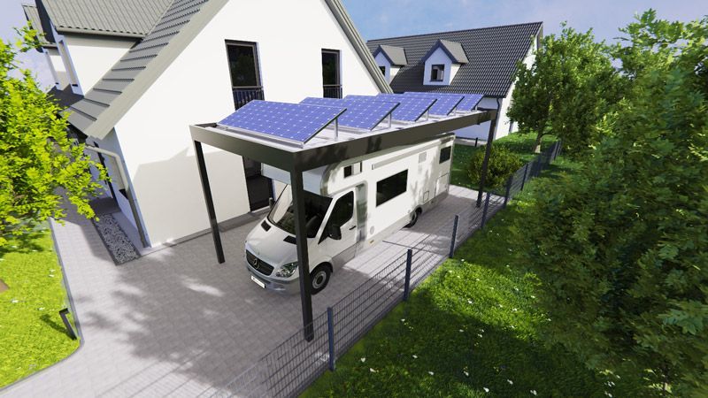 Ein weißer Lieferwagen ist unter einem Vordach mit Solarzellen auf dem Dach geparkt.