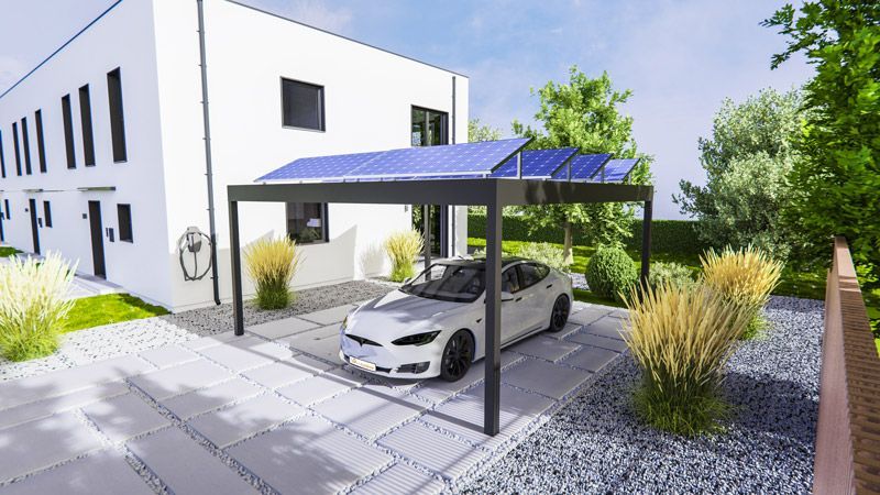 Ein weißes Auto ist unter einem Carport mit Solarzellen geparkt.