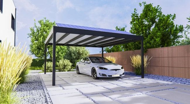 Ein weißes Auto ist unter einem Vordach in einer Einfahrt geparkt.