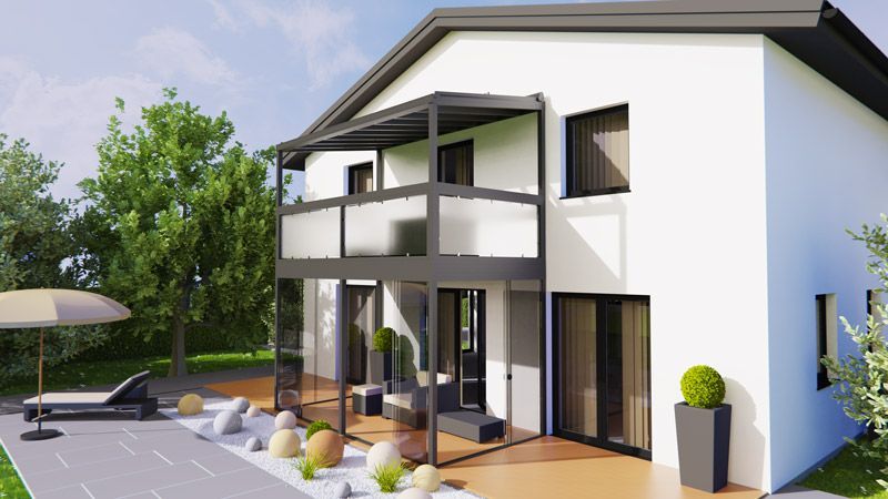 Ein weißes Haus mit Balkon und davor liegender Terrasse.