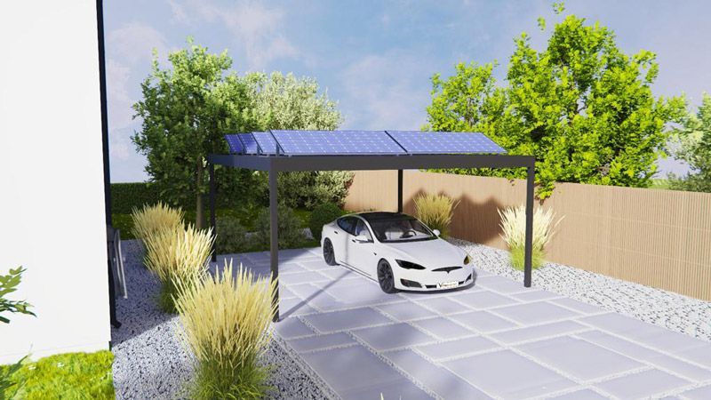 Ein weißes Auto ist unter einem Vordach mit Solarzellen geparkt.