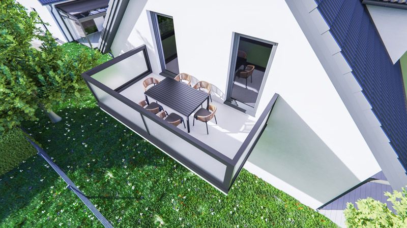 Eine Luftaufnahme eines Balkons mit einem Tisch und Stühlen darauf.