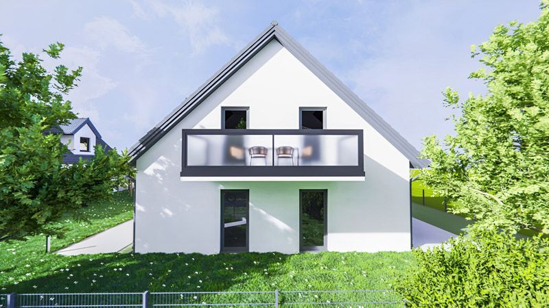 Ein weißes Haus mit einem Balkon und einem Zaun davor.