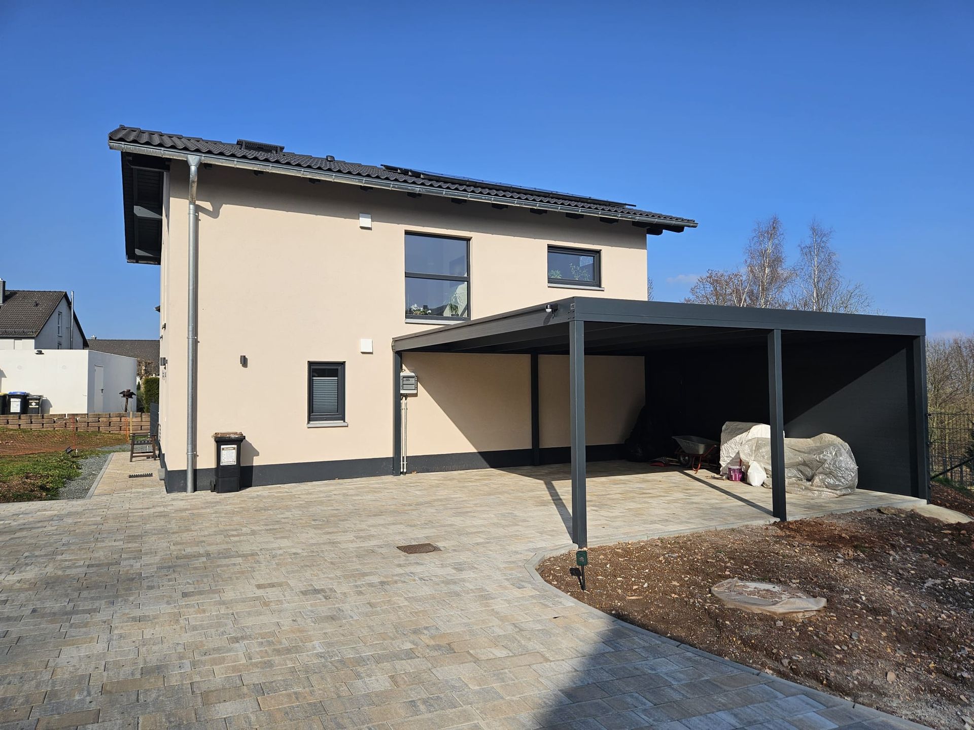 Ein Haus mit einem Carport davor