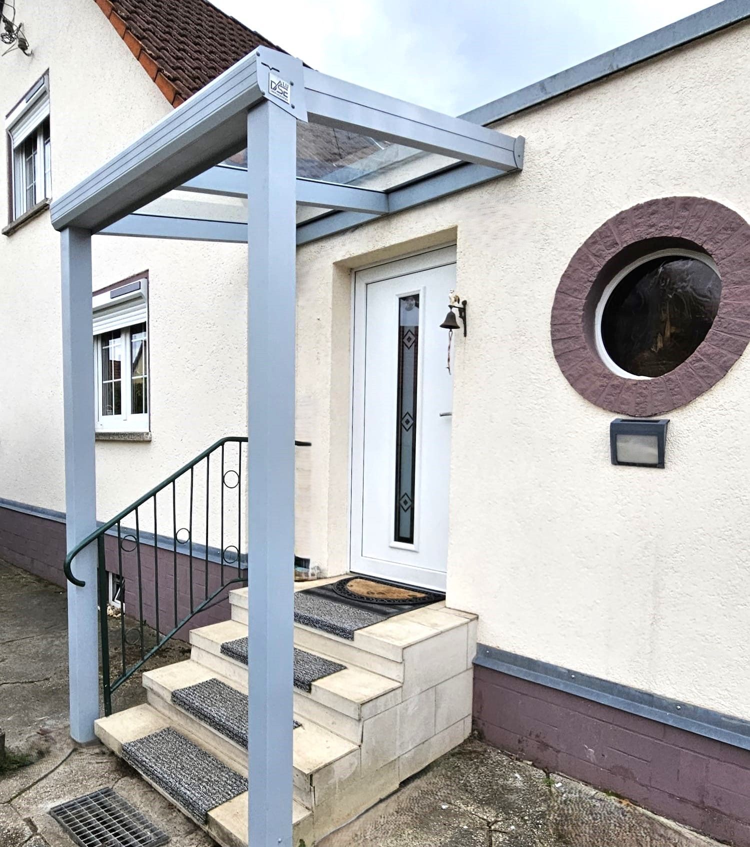 Ein weißes Haus mit Treppen, die zur Haustür führen