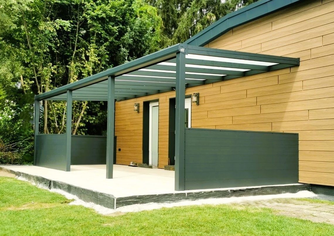 Ein Haus mit einer Pergola an der Seite.