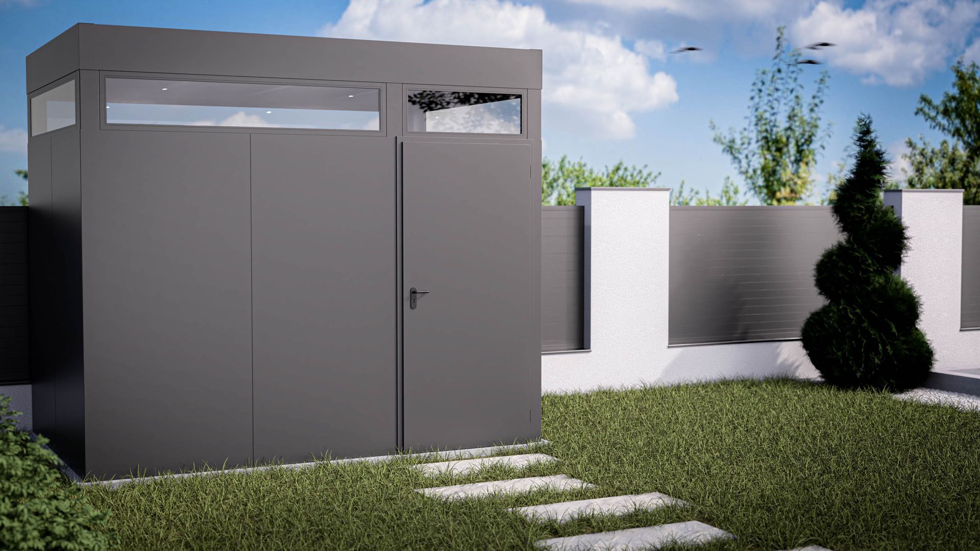 Inmitten eines üppig grünen Hofes steht ein grauer Schuppen.