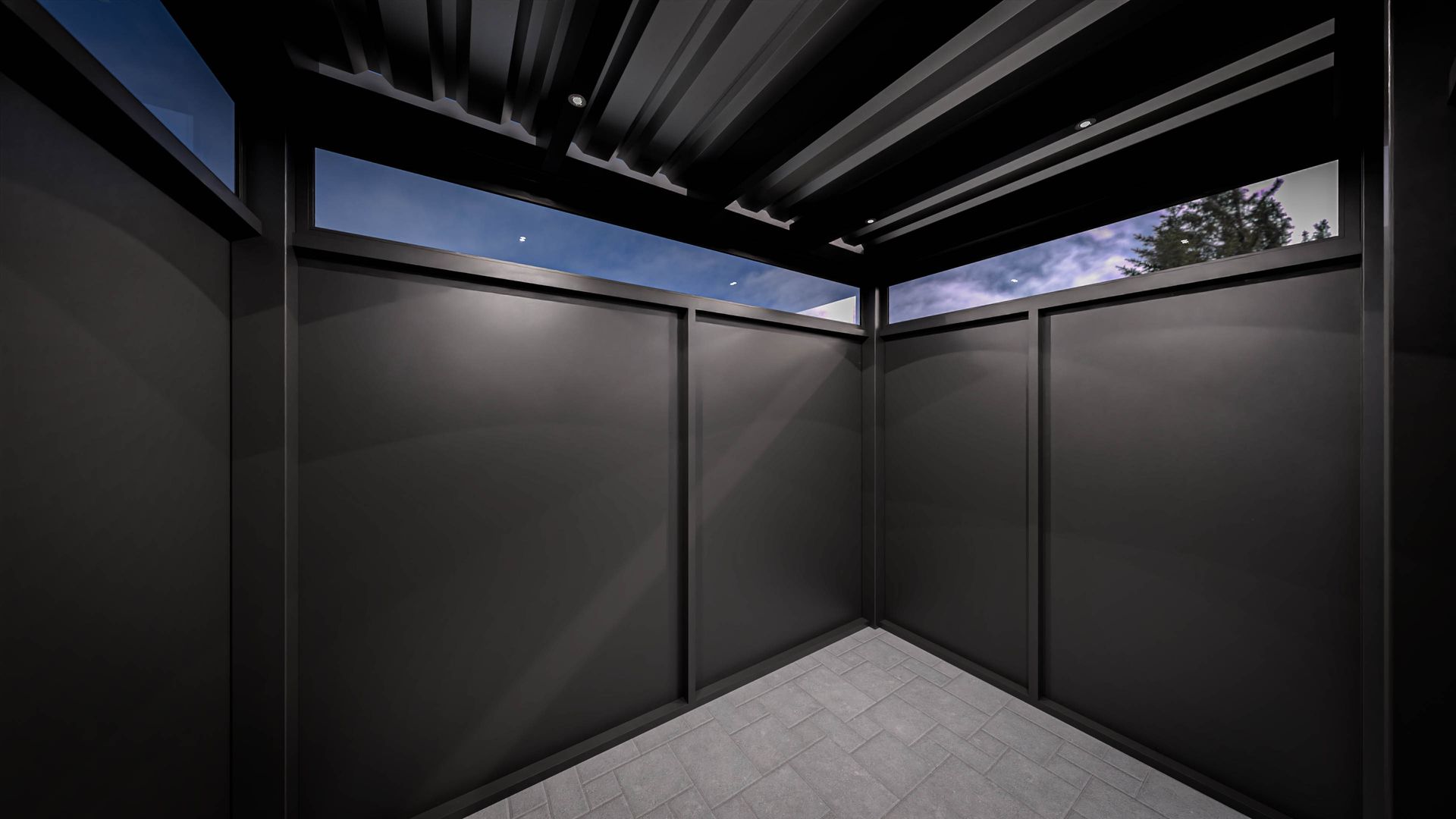 Ein leerer Raum mit schwarzen Wänden und einem Fenster.