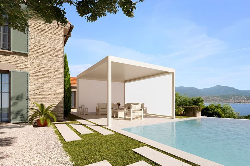 Ein Haus mit Swimmingpool und einer Pergola davor.