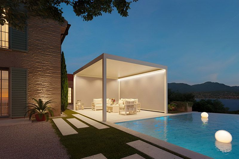 Eine Pergola steht neben einem Swimmingpool vor einem Haus.