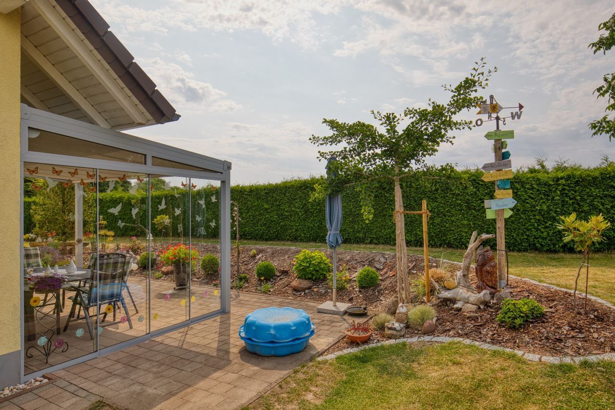 In der Mitte des Gartens steht ein blauer Ottomane.