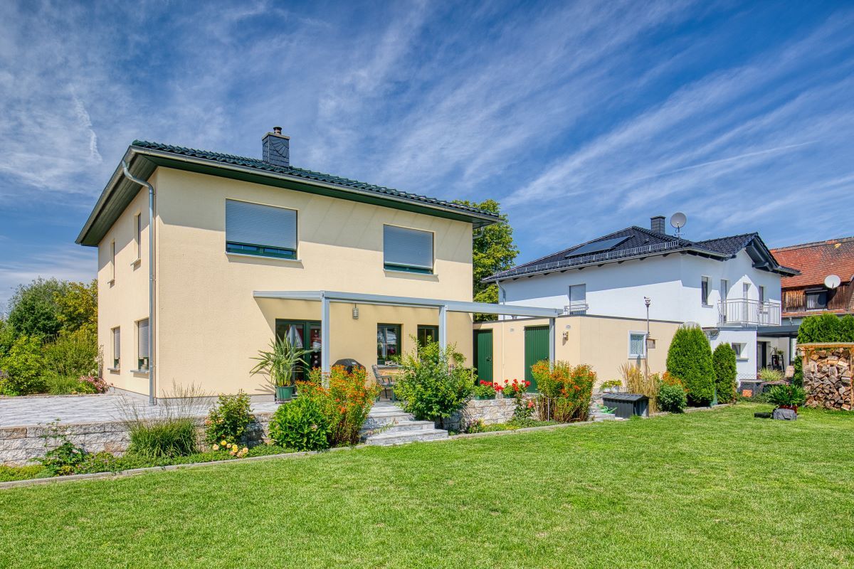 Ein Haus mit einer großen Wiese davor.