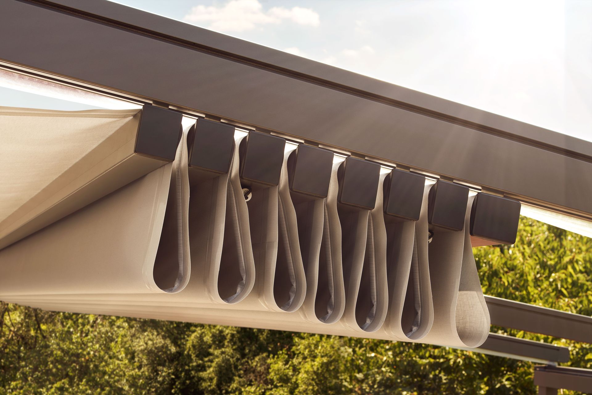 Eine Nahaufnahme eines Baldachins mit Bäumen im Hintergrund