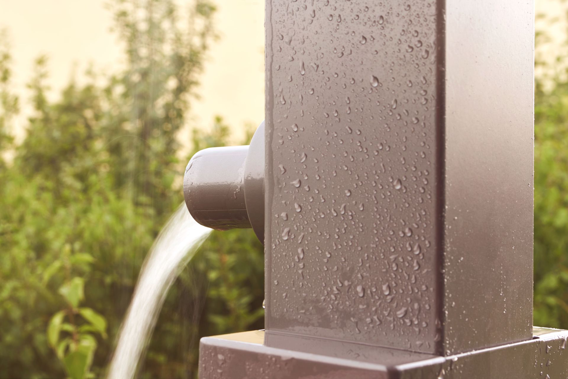 Eine Nahaufnahme eines Springbrunnens, aus dem Wasser kommt.