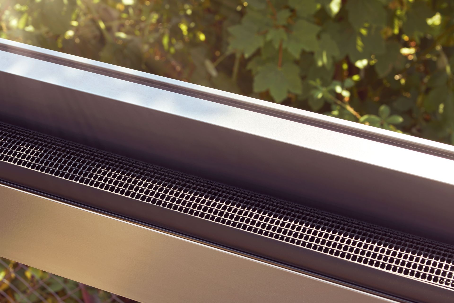 Eine Nahaufnahme eines Fensters mit einem Fliegengitter darauf.