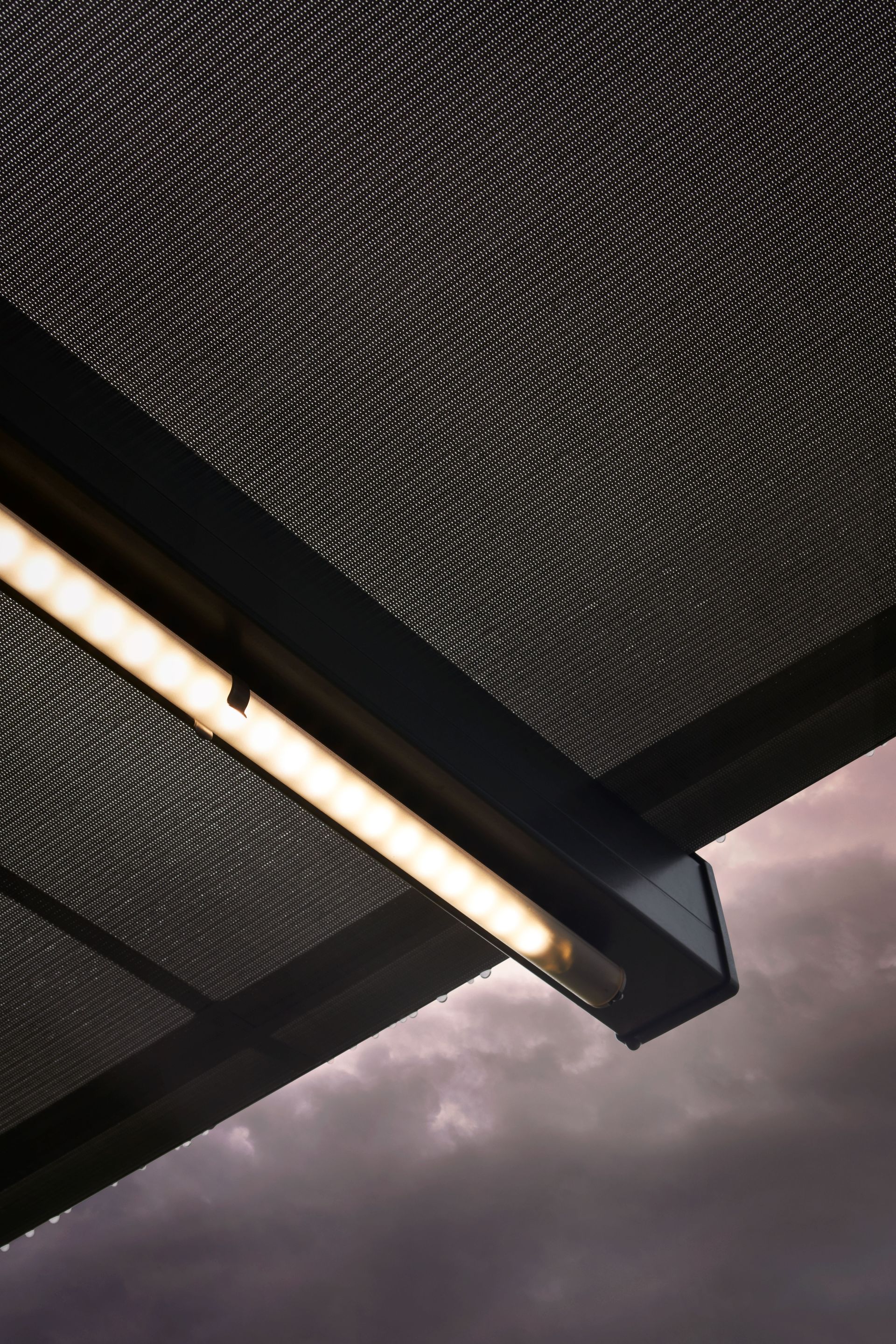 Von der Decke eines Gebäudes hängt eine Lampe.