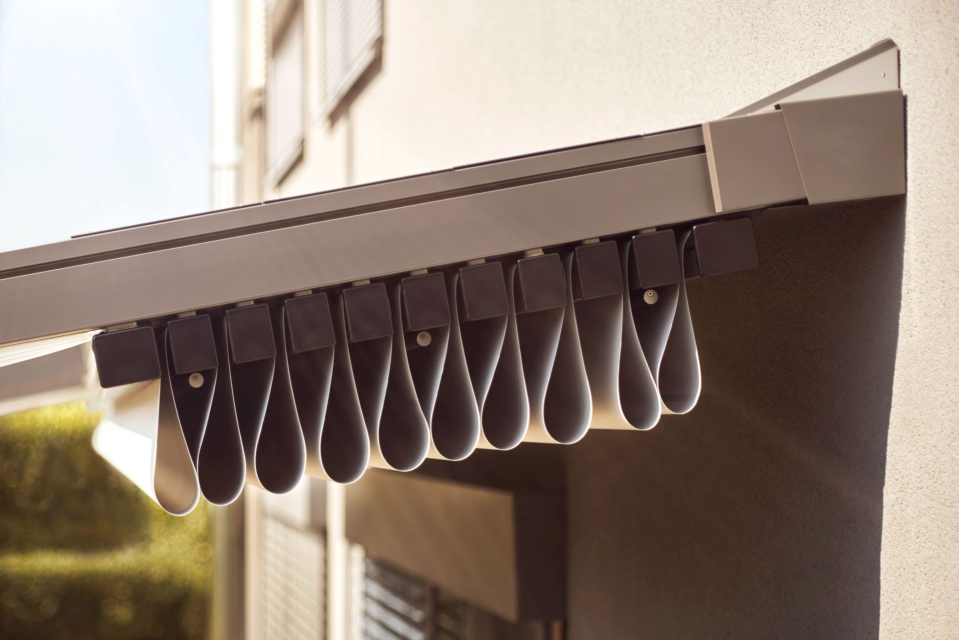 Eine Nahaufnahme einer weißen Markise auf einem Gebäude